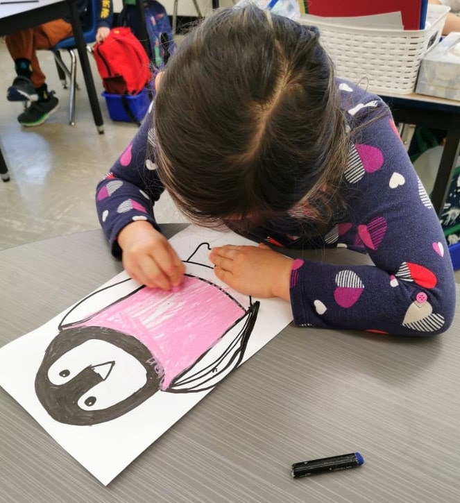 un enfant dessine un pingouin